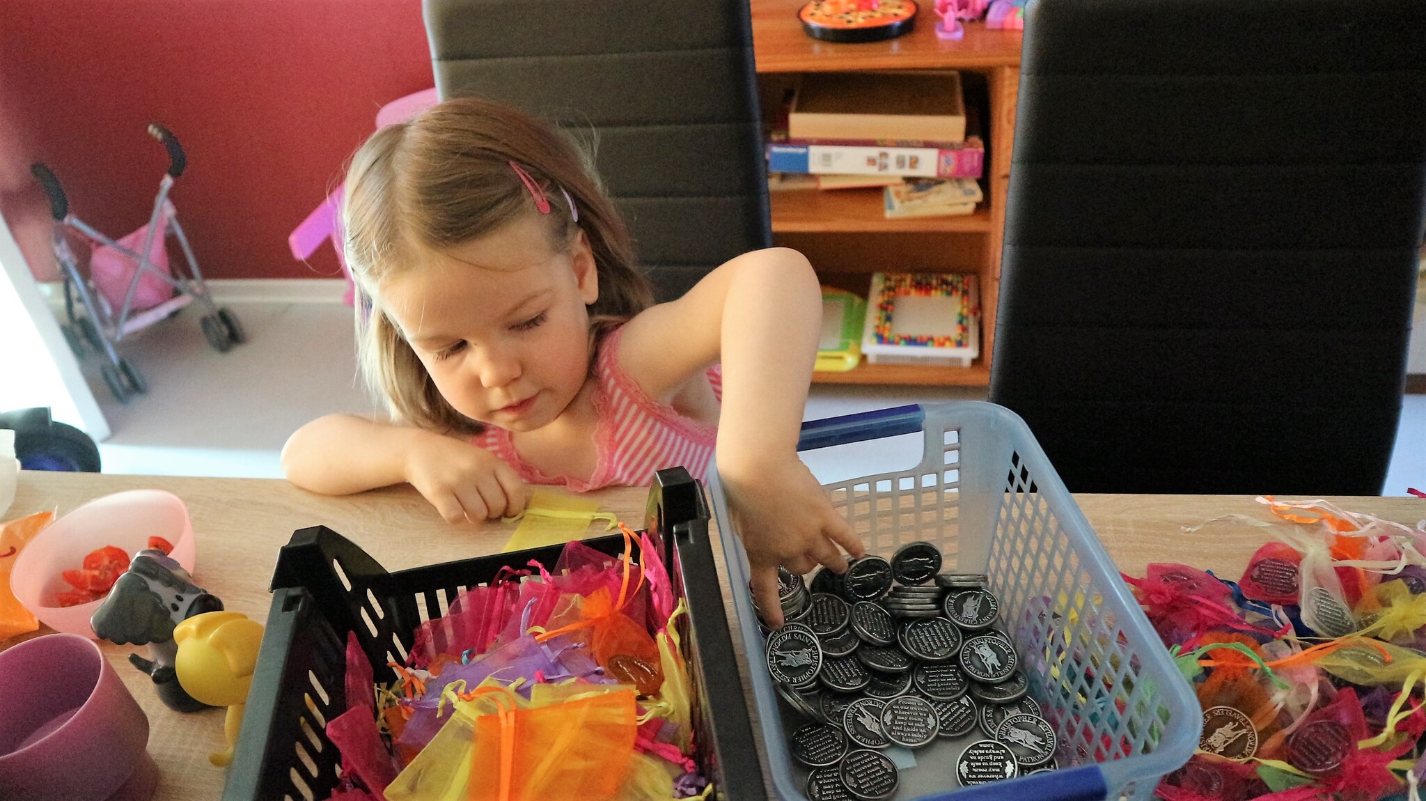Jade, 4 jaar, helpt met muntjes in zakjes doen! 