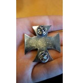 Skull and cross pin