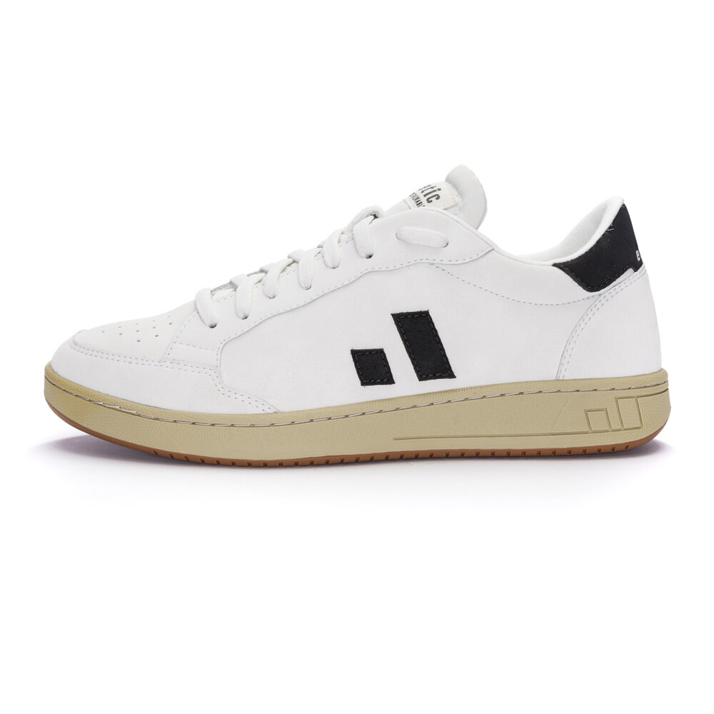 ETHLETIC Jesse Lo Cut Classic Chalk White | Jet Black