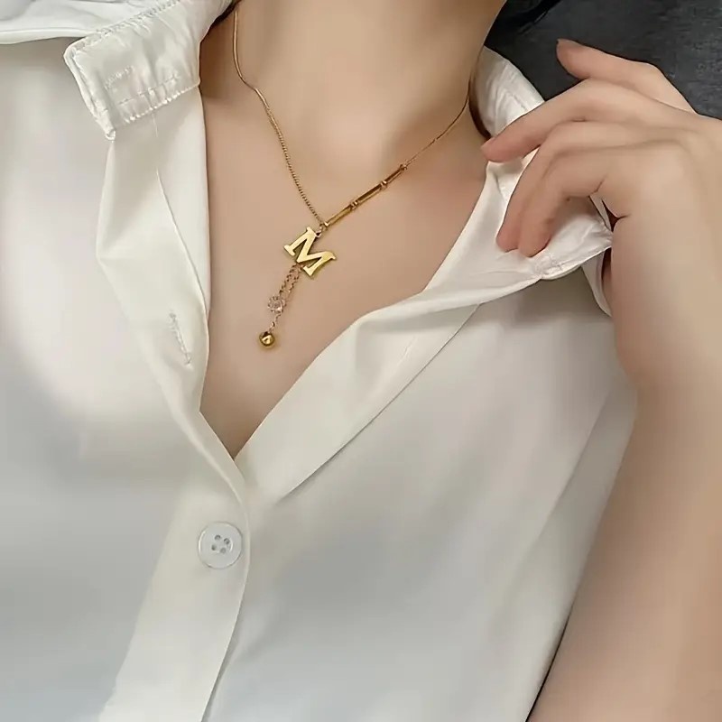 SOHI 14K Verguld Gerecycled Dames ketting met zirkonia M hanger, geelgoud