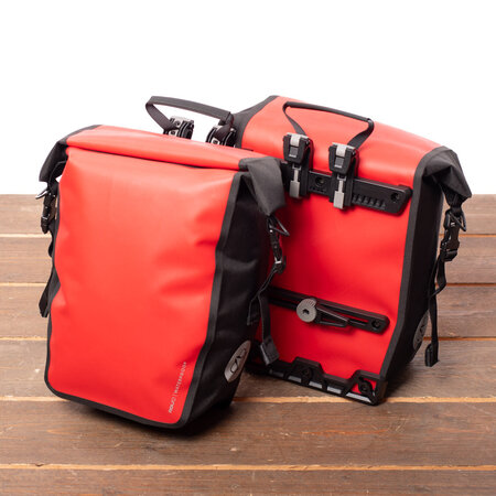 AGU Enkele fietstas Shelter Clean Medium 32L Rood  CG - Set van twee tassen