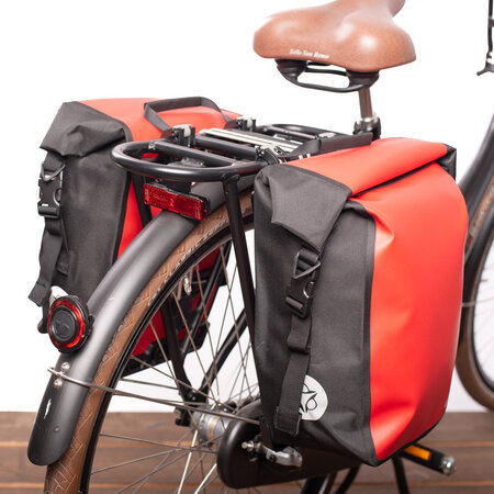 AGU Enkele fietstas Shelter Clean Medium 32L Rood  CG - Set van twee tassen