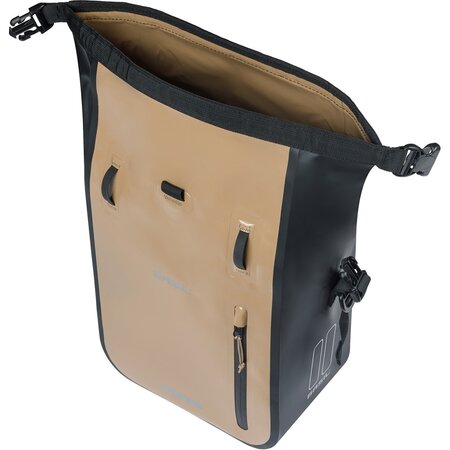 Basil Enkele Fietstas Rivo Tarpaulin M MIK Hooks 12-15L Zand/Zwart - Waterdicht