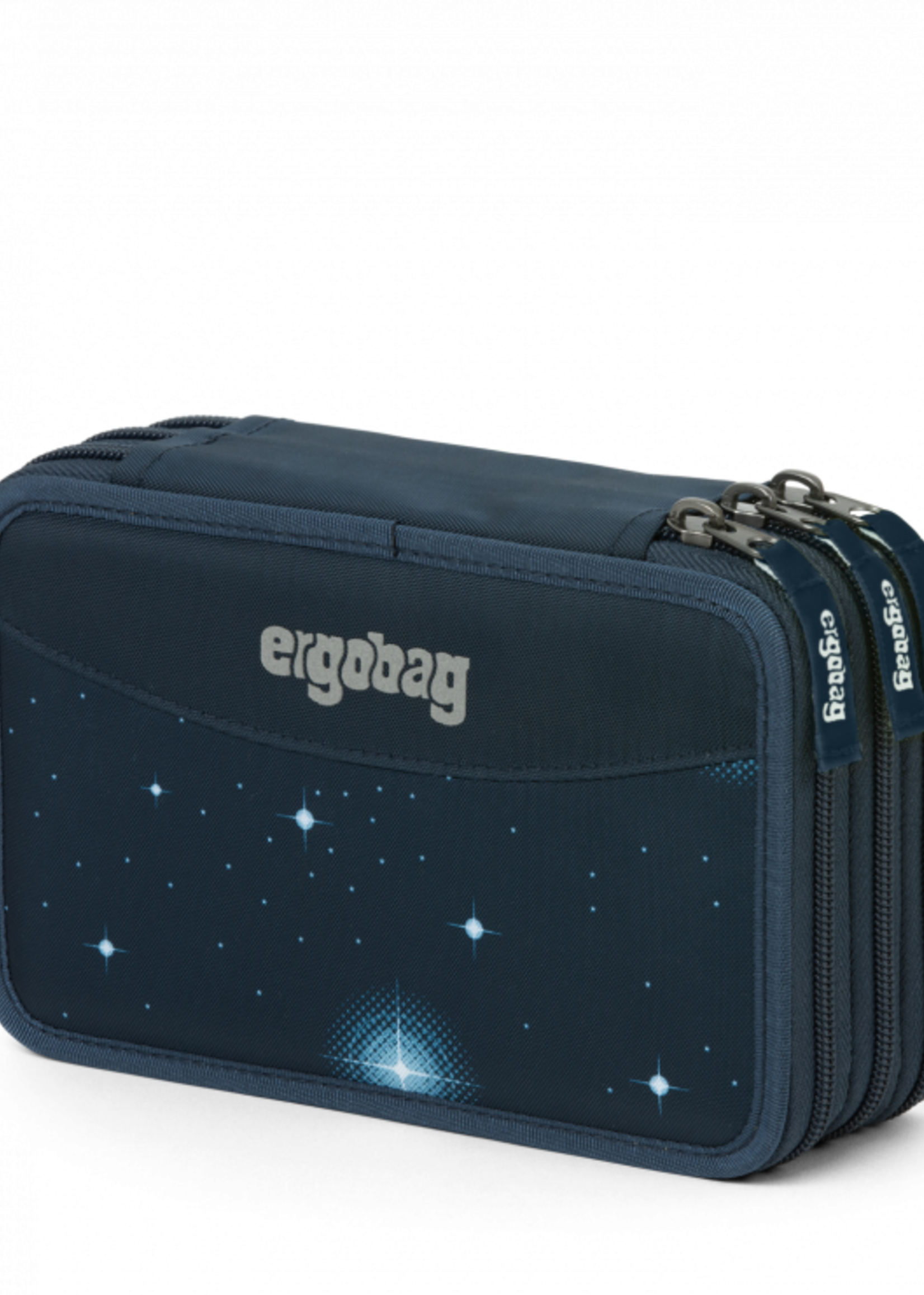 ERGOBAG Produktdetails Farben : Blau, Blau Größe: 20 x 13,5 x 6,5 cm (B/T/H) Gewicht : ca. 310 g Material Aus 3,3 recycelten PET-Flaschen (0,5 l) Features 40-teilig, u.a. befüllt mit 18 Bunt- & 18 Filzstiften Mitergobag Maximäppchen KoBärnikus glow 20