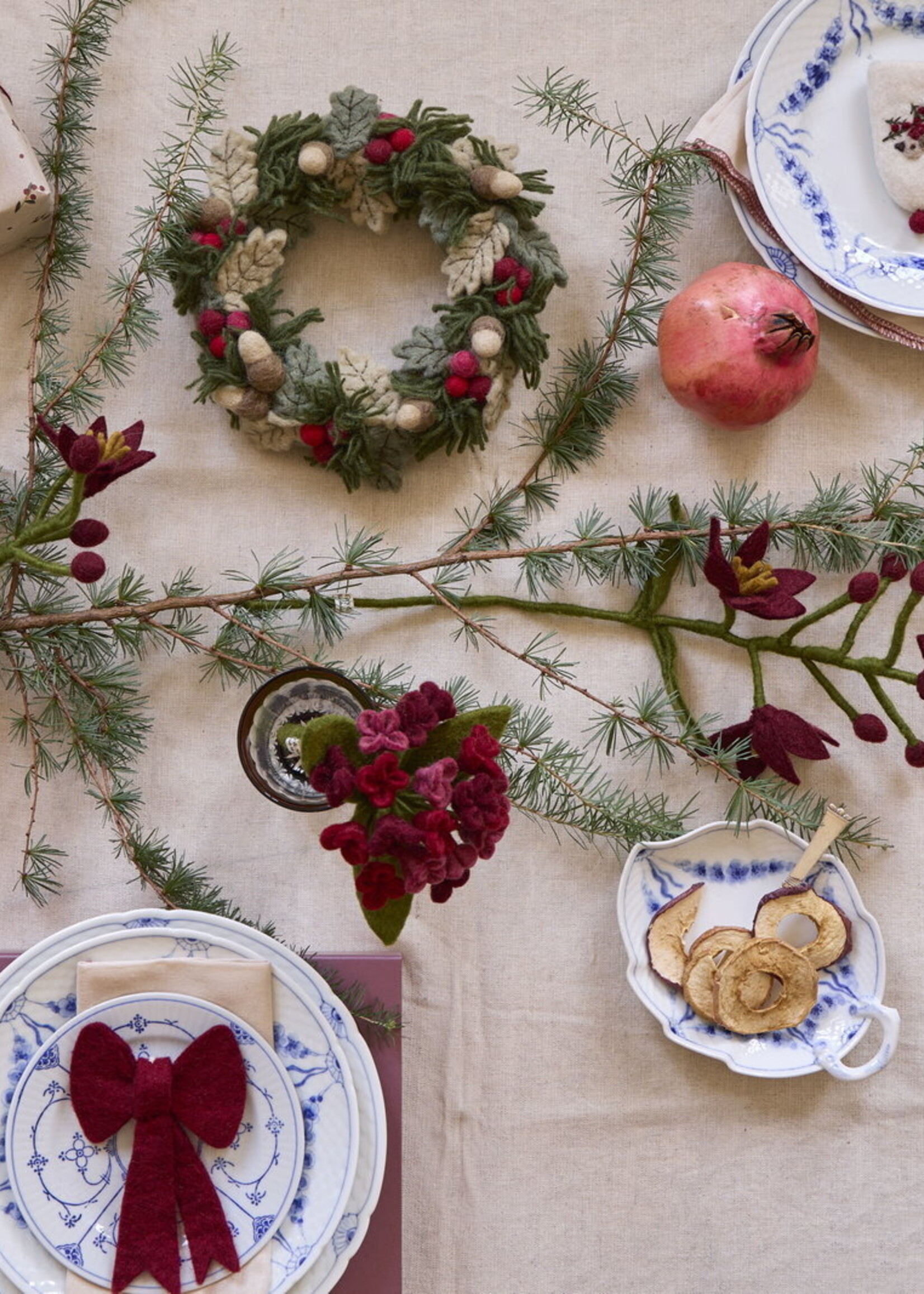 Gry & Sif Gry & Sif Weihnachtskranz mit roten Beeren, Blättern und Eicheln, 20 cm