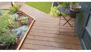 Waarom kunstgras combineren met een houten terras   