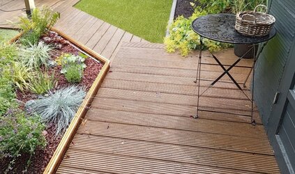 Waarom kunstgras combineren met een houten terras   