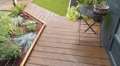 Waarom kunstgras combineren met een houten terras   