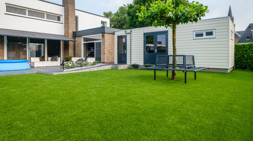Kunstgras voor schaduwrijke en zonnige tuinen