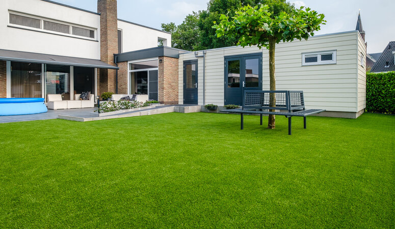 Kunstgras voor schaduwrijke en zonnige tuinen