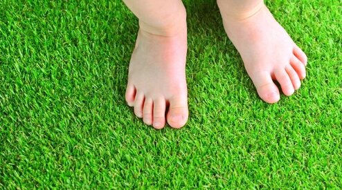 Kunstgras met baby's