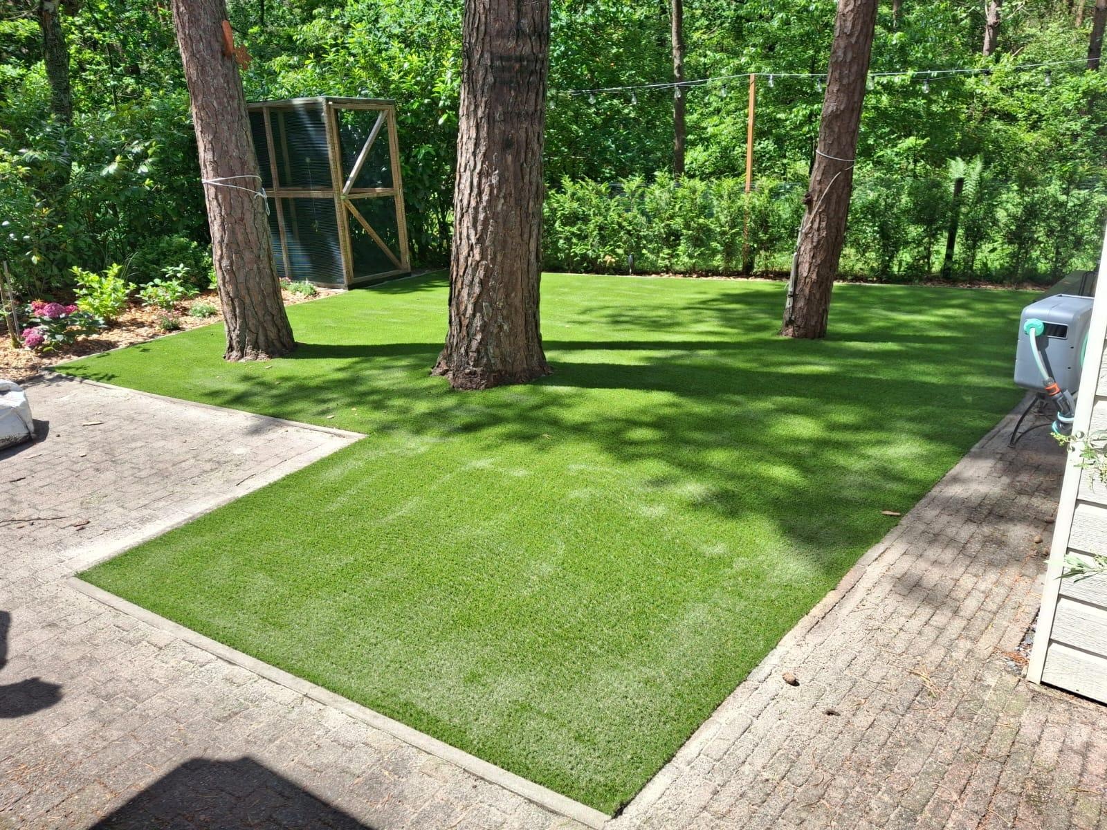 Kunstgras rondom bomen