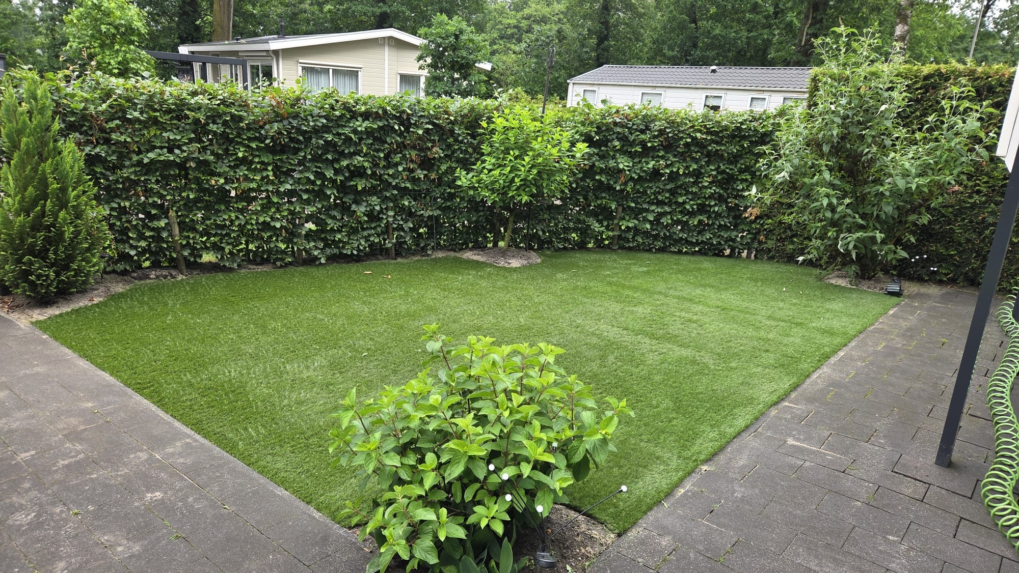 Aangelegde kunstgras tuin