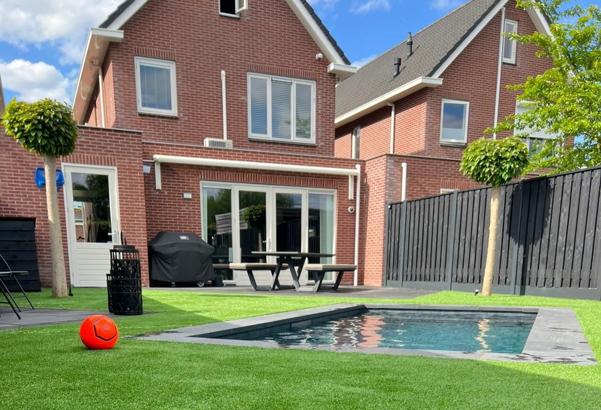 Kunstgras tuin met zwembad