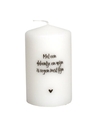 Kaars met tekst 'Met een dekentje en wijn is regen best fijn'