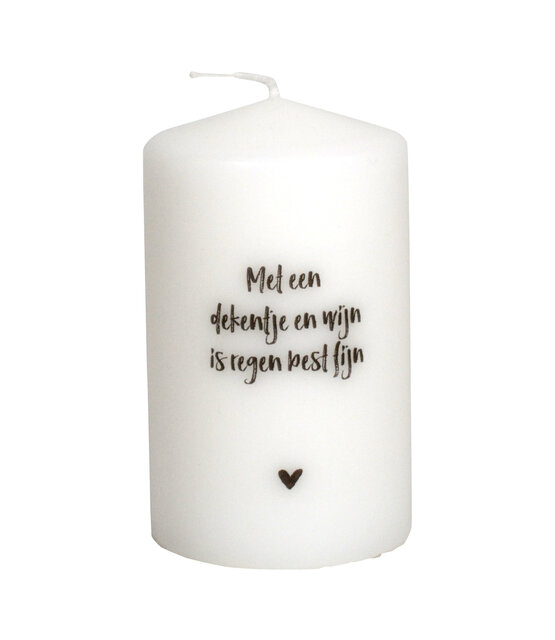 Kaars met tekst 'Met een dekentje en wijn is regen best fijn'