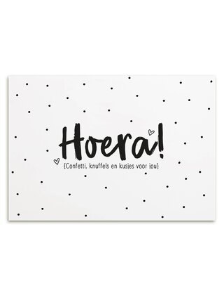 Kaart met tekst 'Hoera confetti, knuffels en kusjes voor jou'
