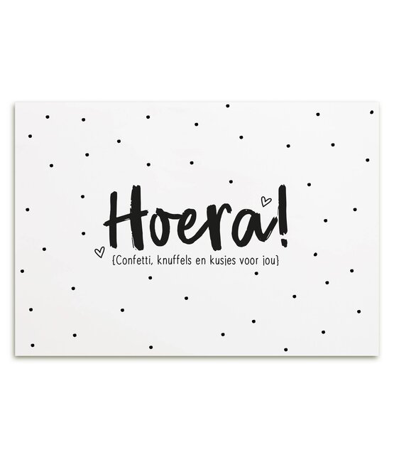 Kaart met tekst 'Hoera confetti, knuffels en kusjes voor jou'