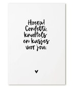 Kaart met  tekst 'Hoera! Confetti, knuffels en kusjes voor jou.'