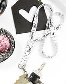 Keycord / sleutelhanger zwart wit met tekst