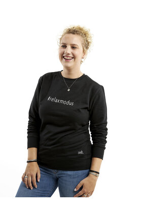 Zwarte sweater met tekst #relaxmodus