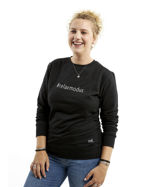 Zwarte sweater met tekst #relaxmodus