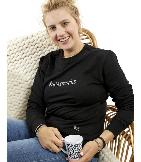 Zwarte sweater met tekst #relaxmodus