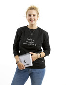 Zwarte sweater met tekst 'Geluk is genieten van wat er is'