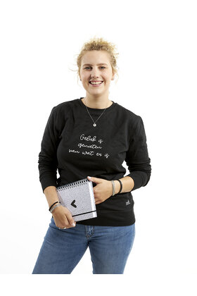 Zwarte sweater met tekst 'Geluk is genieten van wat er is'