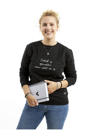Zwarte sweater met tekst 'Geluk is genieten van wat er is'