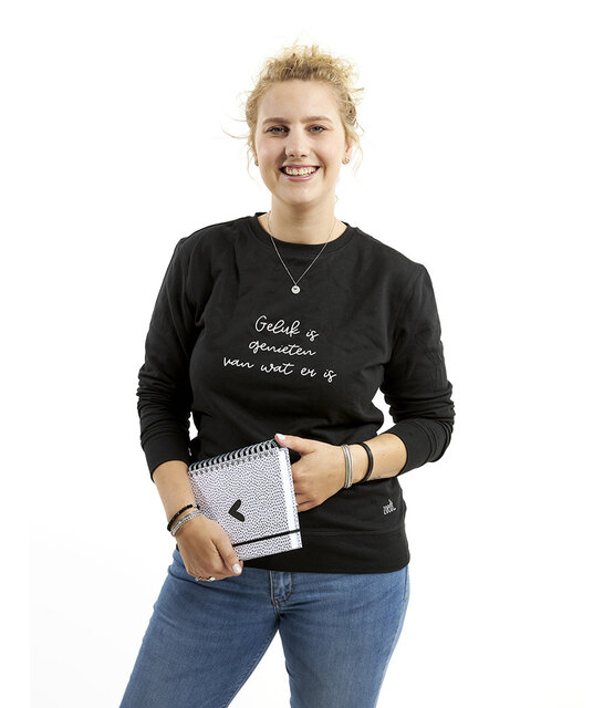 Zwarte sweater met tekst 'Geluk is genieten van wat er is'