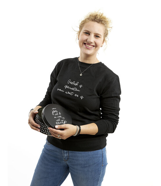 Zwarte sweater met tekst 'Geluk is genieten van wat er is'