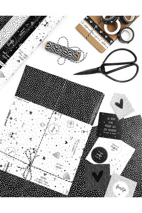 Cadeaupapier wit met zwarte tekstjes - verjaardag