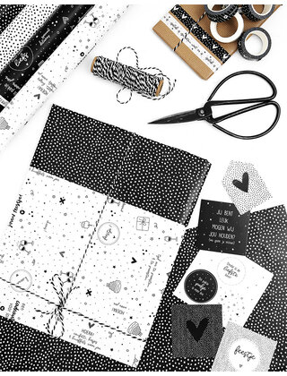 Cadeaupapier wit met zwarte tekstjes - verjaardag