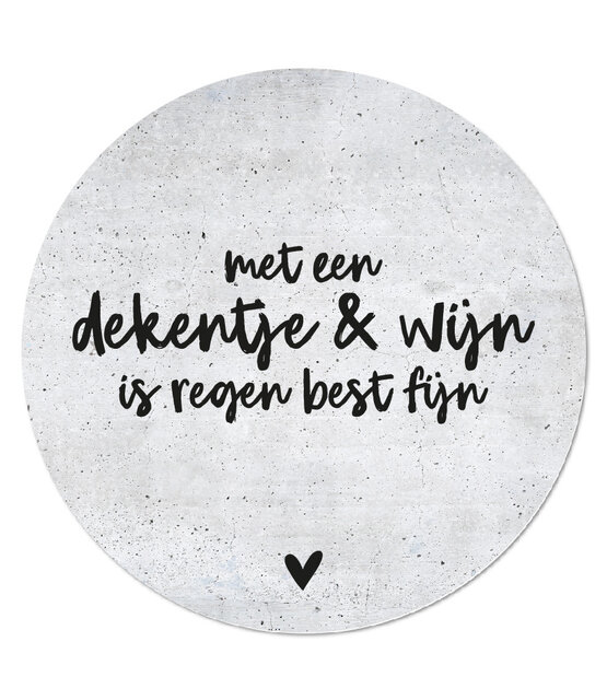 Muurcirkel betonlook met tekst 'Met een dekentje en wijn is regen best fijn'