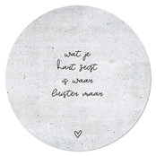 Muurcirkel betonlook met tekst 'Wat je hart zegt is waar...'