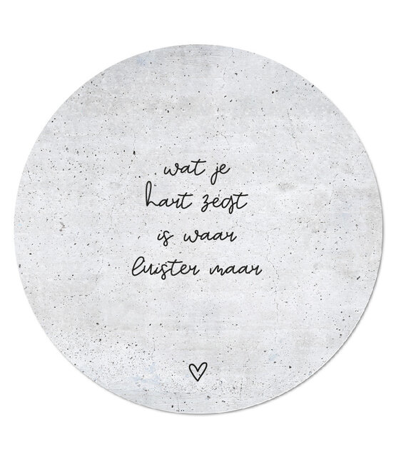 Muurcirkel betonlook met tekst 'Wat je hart zegt is waar...'