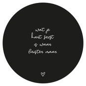 Muurcirkel zwart met  tekst 'Wat je hart zegt...'