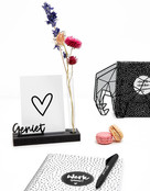 Kaarthouder met vaasje en tekst Geniet