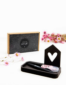 Kaarthouder met vaasje en houten kaartje Kaarthouder met vaasje en houten kaartje