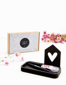 Kaarthouder met vaasje en houten kaartje Kaarthouder met vaasje en houten kaartje