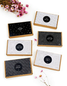 Kaarthouder met vaasje en houten kaartje Kaarthouder met vaasje en houten kaartje