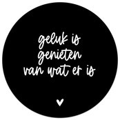 Muurcirkel zwart met tekst 'Geluk is genieten van wat er is'