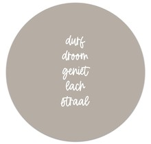 Muurcirkel taupe met tekst durf, droom, geniet, lach, straal