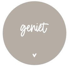 Muurcirkel taupe met tekst 'Geniet'