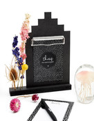 Kaart met tekst 'Thuis hier woont ons geluk'