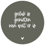 Muurcirkel olijfgroen met tekst  'Geluk is genieten van wat er is' Muurcirkel olijfgroen met tekst  'Geluk is genieten van wat er is'