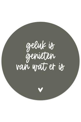 Muurcirkel (binnen) olijfgroen met tekst 'Geluk is genieten van wat er is' - 3 formaten
