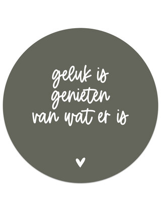 Muurcirkel (binnen) olijfgroen met tekst 'Geluk is genieten van wat er is' - 3 formaten