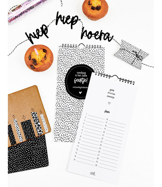 Zwart wit verjaardagskalender met leuke quotes